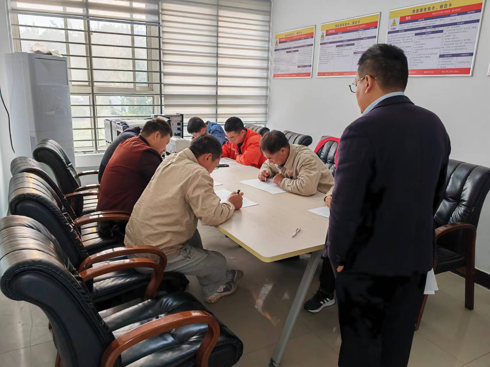 1667809237274080029.jpg 徐南供电所开展“百日攻坚”安全培训学习活动.jpg